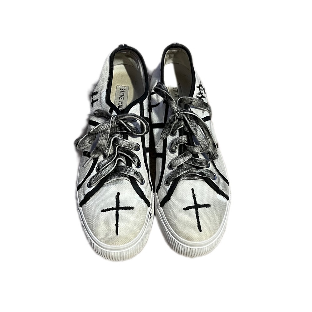 Black and white creeper platforms
